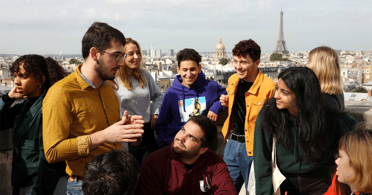 Étudiants discutant à Paris