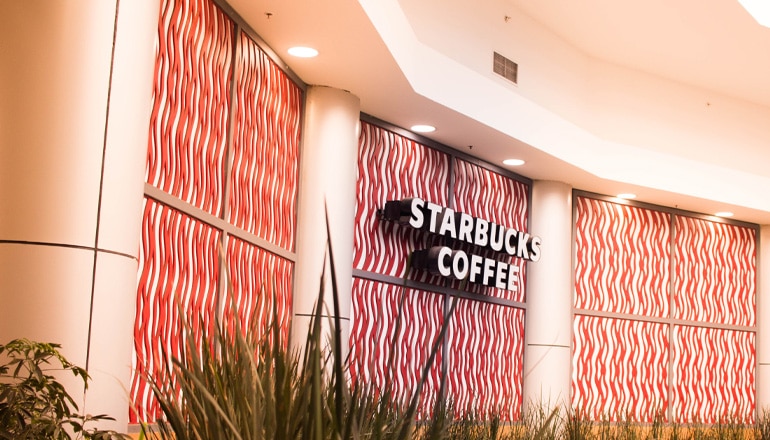 Enseigne Starbucks illustrant le branding de la marque