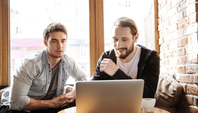 Deux développeurs travaillant sur l'inclusion numérique