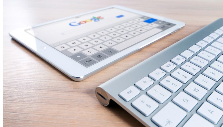 Tablette avec clavier et interface Google AdWords